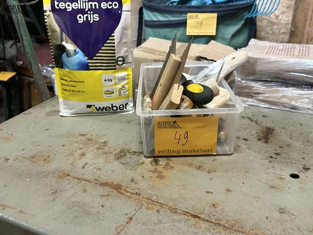 Lot 49 - lot lijmkammen, steek- en plamuurmessen + flex. tegellijm 4 - afbeelding 1 van  3