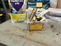 Lot 49 - lot lijmkammen, steek- en plamuurmessen + flex. tegellijm 4 - afbeelding 1 van  3