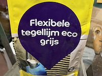 Lot 49 - lot lijmkammen, steek- en plamuurmessen + flex. tegellijm 4 - afbeelding 2 van  3