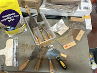 Lot 49 - lot lijmkammen, steek- en plamuurmessen + flex. tegellijm 4 - afbeelding 3 van  3