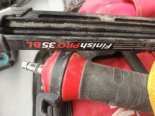 Lot 49 - pneumatische afwerkspijkermachine - afbeelding 4 van  4