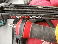 Lot 49 - pneumatische afwerkspijkermachine - afbeelding 4 van  4