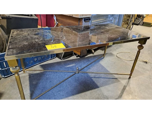 Lot 49 - salontafel dlg jansen '70 spiegelend blad en messing poten o - afbeelding 1 van  5