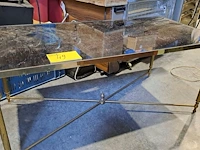 Lot 49 - salontafel dlg jansen '70 spiegelend blad en messing poten o