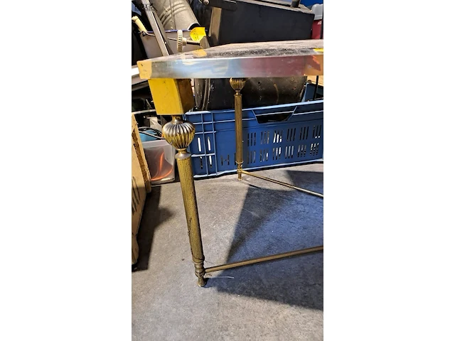 Lot 49 - salontafel dlg jansen '70 spiegelend blad en messing poten o - afbeelding 2 van  5