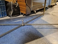 Lot 49 - salontafel dlg jansen '70 spiegelend blad en messing poten o - afbeelding 3 van  5
