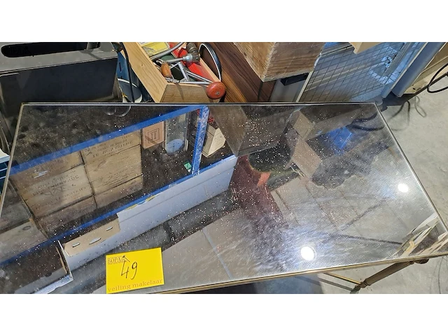 Lot 49 - salontafel dlg jansen '70 spiegelend blad en messing poten o - afbeelding 4 van  5