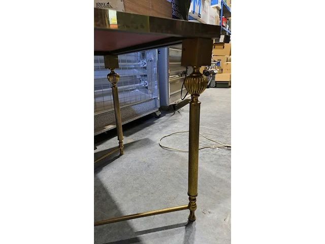 Lot 49 - salontafel dlg jansen '70 spiegelend blad en messing poten o - afbeelding 5 van  5