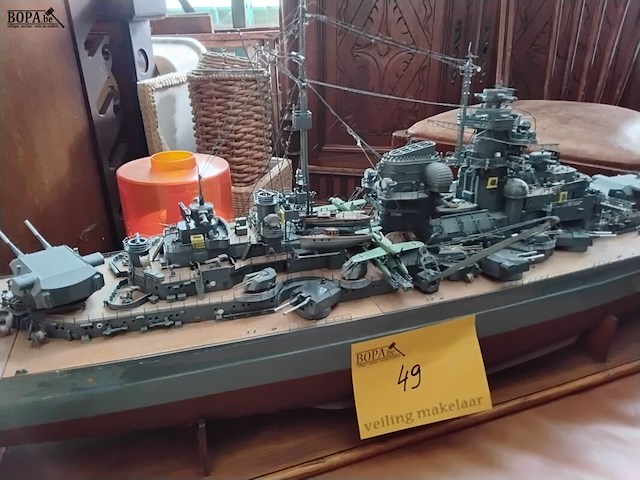 Lot 49 - schaalmodel duits slagschip - afbeelding 2 van  3
