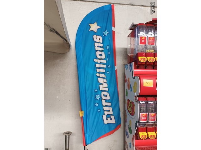 Lot 49 - stoepvlaggen en parasolvoeten - afbeelding 1 van  4