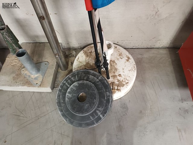 Lot 49 - stoepvlaggen en parasolvoeten - afbeelding 2 van  4