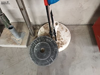 Lot 49 - stoepvlaggen en parasolvoeten - afbeelding 2 van  4