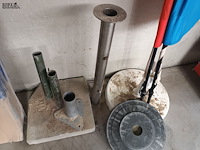 Lot 49 - stoepvlaggen en parasolvoeten - afbeelding 3 van  4