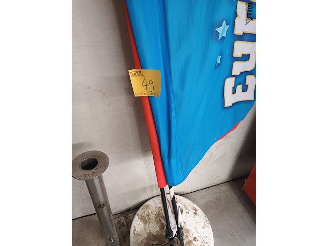 Lot 49 - stoepvlaggen en parasolvoeten - afbeelding 4 van  4
