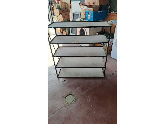 Lot 49 - vintage industriële stellingkast met groen ijzeren frame en - afbeelding 1 van  3