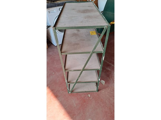 Lot 49 - vintage industriële stellingkast met groen ijzeren frame en - afbeelding 2 van  3
