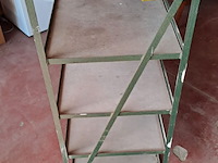 Lot 49 - vintage industriële stellingkast met groen ijzeren frame en - afbeelding 2 van  3