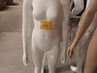 Lot 49 - witte paspop meisje op voet - afbeelding 1 van  3