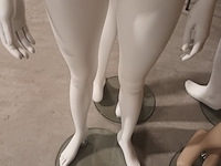 Lot 49 - witte paspop meisje op voet - afbeelding 2 van  3