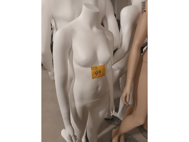 Lot 49 - witte paspop meisje op voet - afbeelding 3 van  3