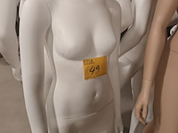 Lot 49 - witte paspop meisje op voet - afbeelding 3 van  3