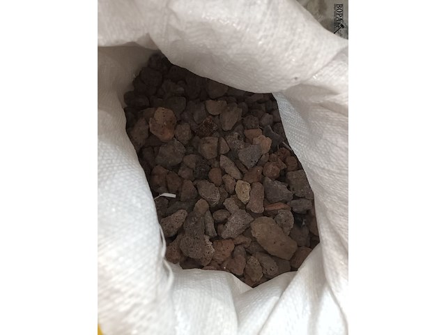 Lot 49 - zak met lava stenen - afbeelding 3 van  3