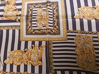 Lot 49 - zijden sjaal - afbeelding 3 van  3