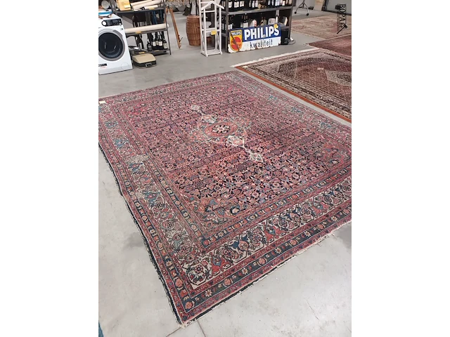 Lot 490 - handgeweven oosters tapijt - afbeelding 1 van  4