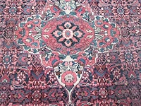 Lot 490 - handgeweven oosters tapijt - afbeelding 2 van  4