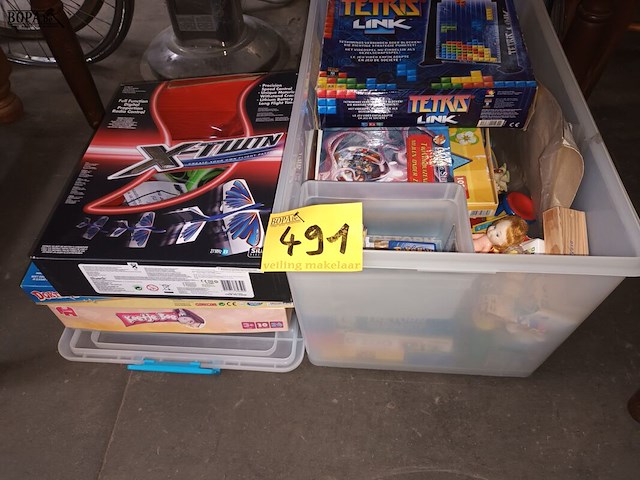Lot 491 - bak met speelgoed - afbeelding 1 van  5