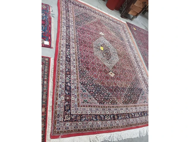 Lot 491 - handgeweven oosters tapijt - afbeelding 1 van  5