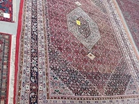 Lot 491 - handgeweven oosters tapijt