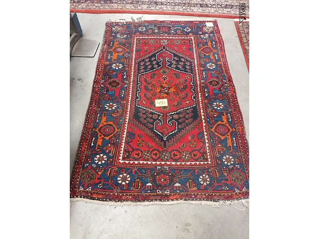 Lot 492 - handgeweven oosters tapijt - afbeelding 1 van  4