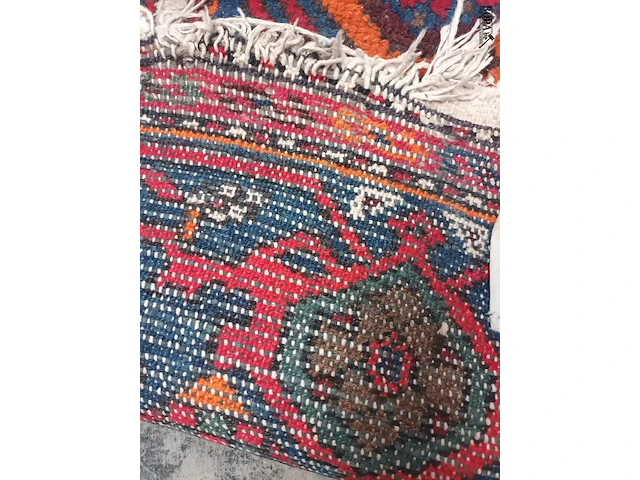 Lot 492 - handgeweven oosters tapijt - afbeelding 4 van  4