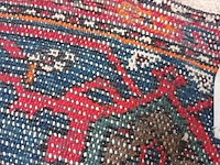 Lot 492 - handgeweven oosters tapijt - afbeelding 4 van  4