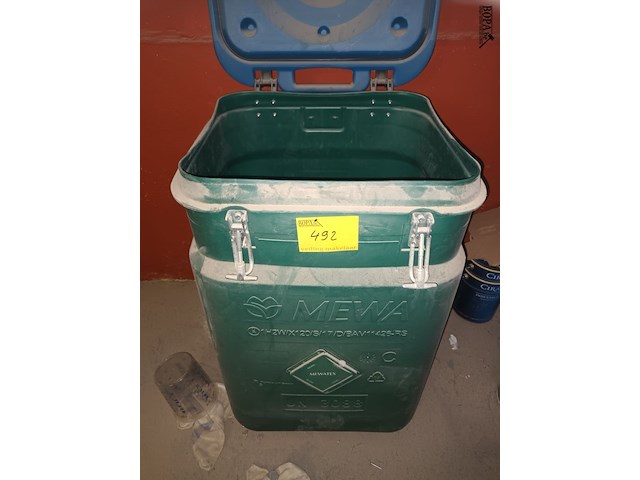 Lot 492 - mewa containers met vodden. 2 stuks - afbeelding 1 van  4