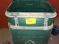 Lot 492 - mewa containers met vodden. 2 stuks - afbeelding 1 van  4