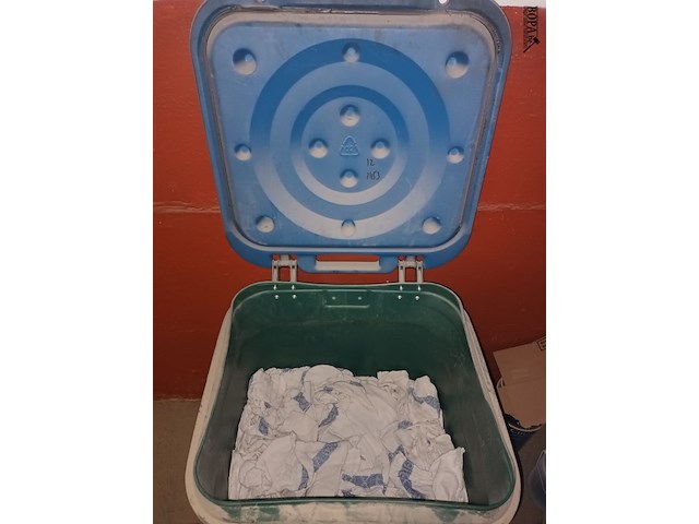 Lot 492 - mewa containers met vodden. 2 stuks - afbeelding 2 van  4