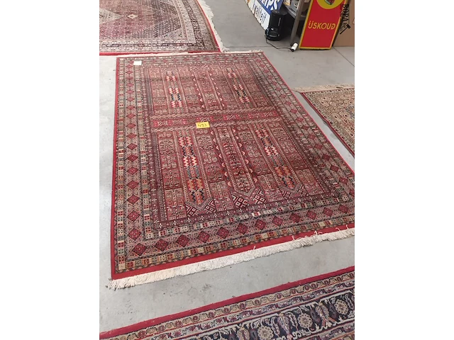 Lot 493 - handgeweven oosters tapijt - afbeelding 1 van  4