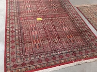 Lot 493 - handgeweven oosters tapijt