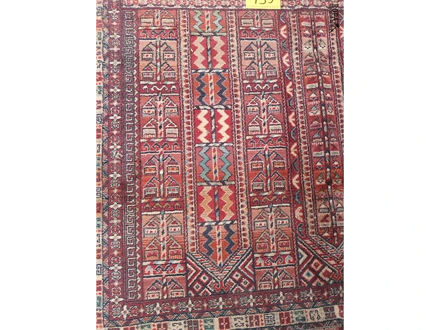 Lot 493 - handgeweven oosters tapijt - afbeelding 2 van  4