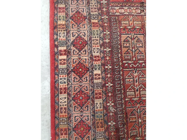 Lot 493 - handgeweven oosters tapijt - afbeelding 3 van  4