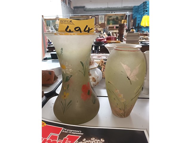 Lot 494 - glazen vazen. 2 stuks - afbeelding 1 van  3