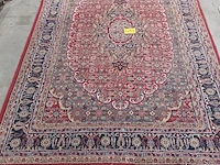 Lot 494 - handgeweven oosters tapijt