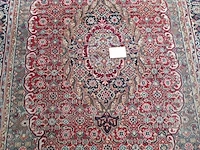 Lot 494 - handgeweven oosters tapijt - afbeelding 2 van  4