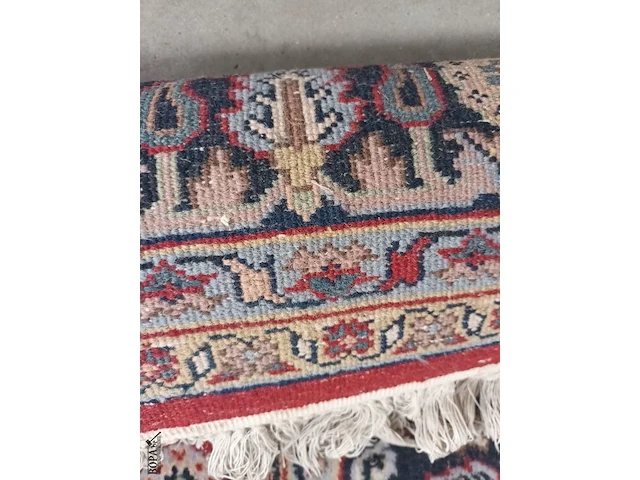 Lot 494 - handgeweven oosters tapijt - afbeelding 4 van  4