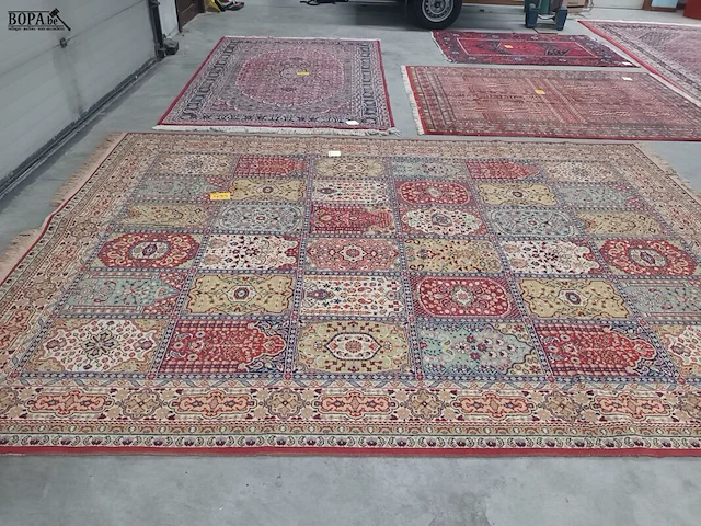 Lot 495 - handgeweven oosters tapijt - afbeelding 1 van  6