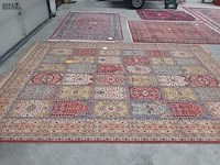 Lot 495 - handgeweven oosters tapijt