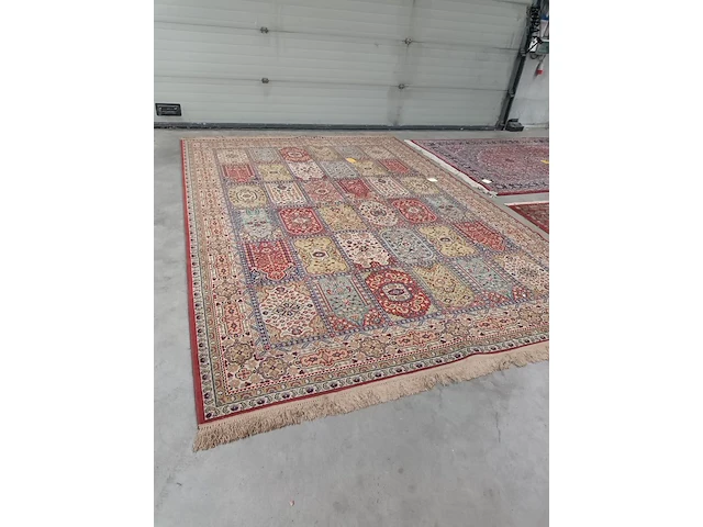 Lot 495 - handgeweven oosters tapijt - afbeelding 2 van  6