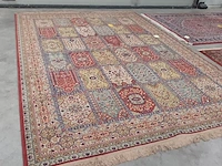 Lot 495 - handgeweven oosters tapijt - afbeelding 2 van  6